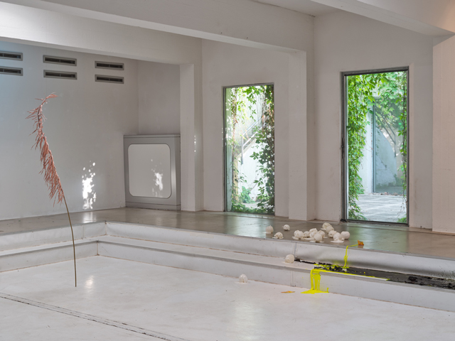 jungwoon_kim_the_pool_dusseldorf_sculoture_fishing_in_green_living_in_yellow_exhibition